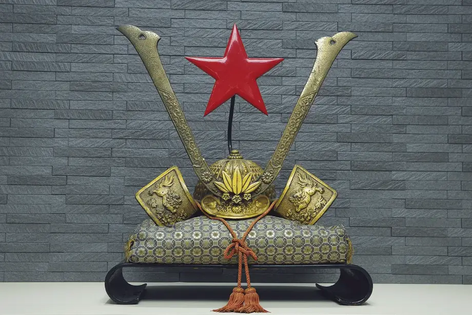 日本の武士が身につけるような兜の写真